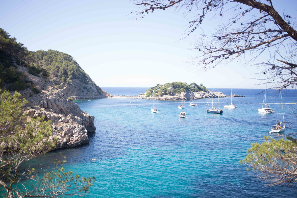Cala con veleros - Asesoría para Escapadas
