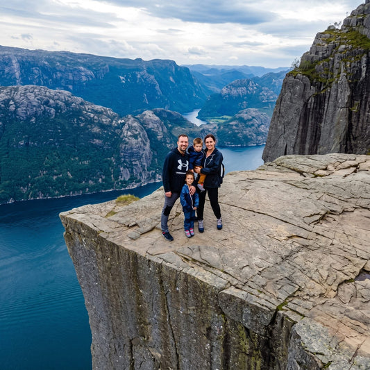 La familia de Ruta en Tribu en el Preikestolen, Noruega