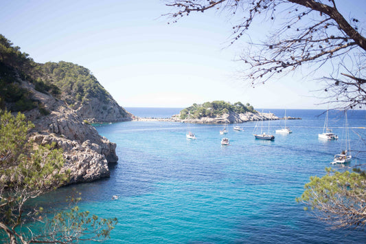 Cala con veleros - Asesoría para Escapadas